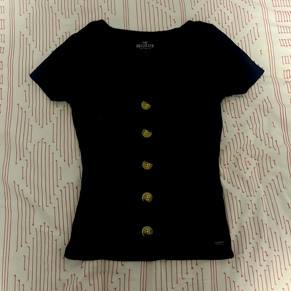 Hollister, small, ribbed shirt with fake buttons in the front